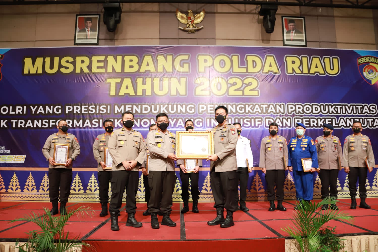 Polresta Pekanbaru Terima Tiga Penghargaan Dari Polda Riau Dan Kemenpan RB